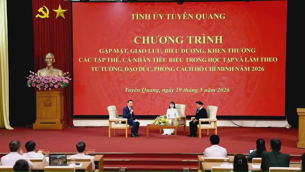 Các cá nhân tiêu biểu giao lưu với đại biểu trong chương trình. Ảnh: Đức Thắng