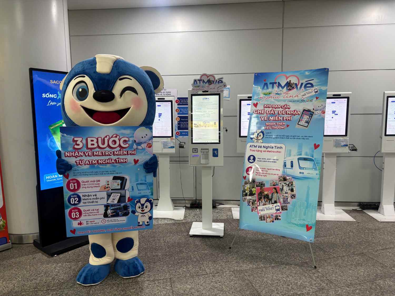 Người dân nhận vé tại các máy kiosk bán vé tự động ở ga Bến Thành và ga Bến xe Suối Tiên. Ảnh: HURC