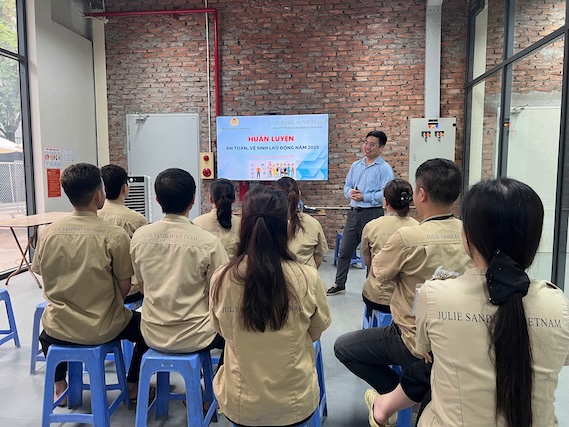 82 occupational safety and health workers of Julie Sandlau Vietnam Co., Ltd. participate in a occupational safety and health training class co-organized by Son Dong Commune Trade Union. Photo: Grassroots Trade Union