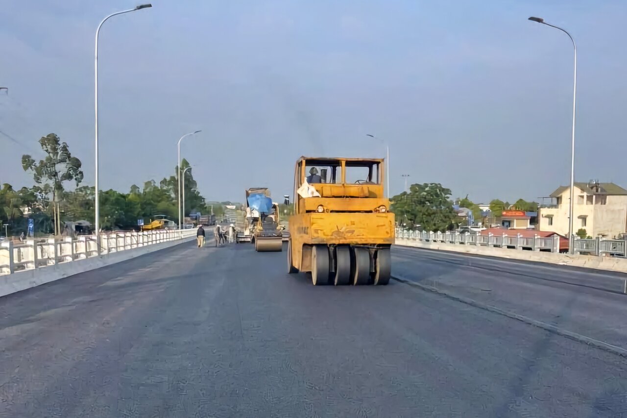 Phu Tho Provincial People's Committee authorized the Director of the Department of Construction to approve the adjustment of the Plan for management, operation, exploitation, and maintenance of road and inland waterway infrastructure in 2026 managed by the Department of Construction. Photo: To Cong