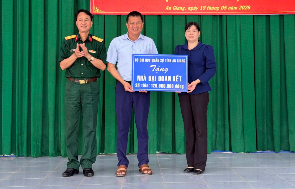 Tại hội nghị, Bộ CHQS tỉnh An Giang cũng đã trao tặng 2 căn nhà đại đoàn kết cho Đảng ủy – UBND xã Cô Tô, trị giá mỗi căn 60 triệu đồng. Ảnh: Phương Vũ