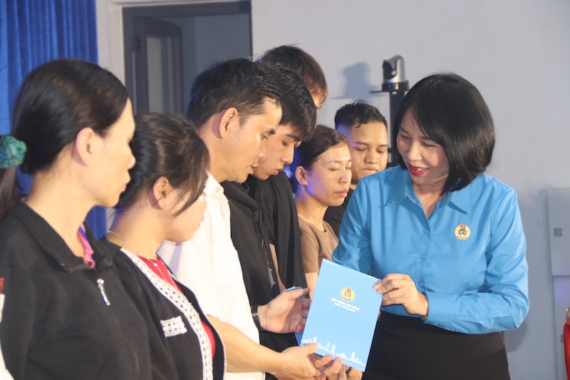 The grassroots trade union of Quoc Quang Music Co., Ltd. coordinated with the Da Nang City Labor Federation to organize the Trade Union Member Development Day. Photo: Nguyen Linh