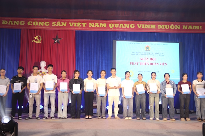 Công đoàn cơ sở Công ty TNHH Âm học Quốc Quang công bố và trao quyết định kết nạp đoàn viên mới. Ảnh: Nguyễn Linh