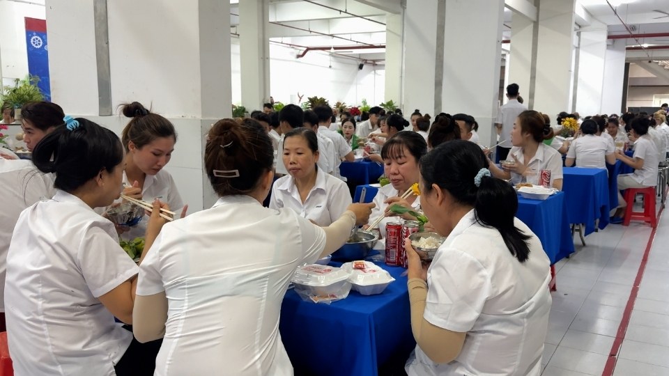 Công nhân Công ty Cổ phần May Vĩnh Tiến vui vẻ dùng bữa trong chương trình “Bữa cơm Công đoàn” với suất ăn trị giá 96.000 đồng. Ảnh: Hoàng Lộc