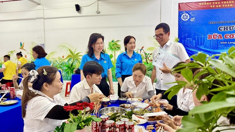 The "Trade Union Meal" program at Vinh Tien Garment Joint Stock Company brings 1,560 quality meals to workers. Photo: Hoang Loc