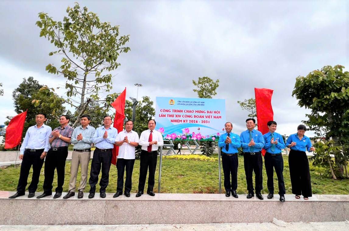 Delegates perform the ceremony of attaching signs to welcome the Vietnam Trade Union Congress. Photo: Phuc Khanh
