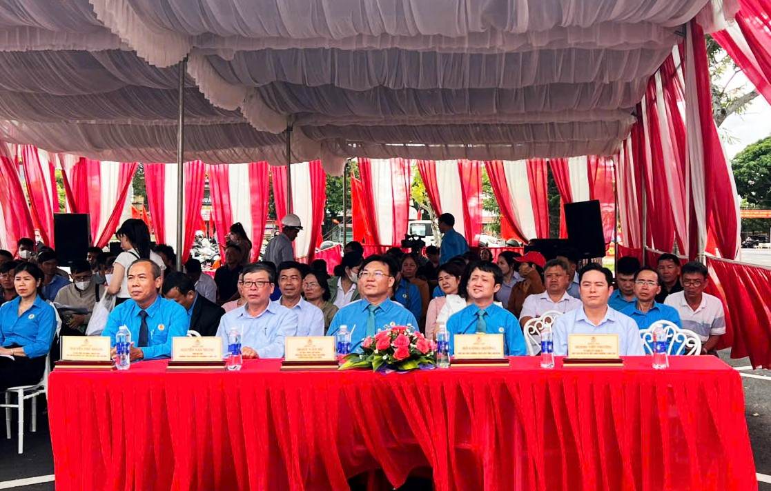 Các đại biểu dự lễ gắn biển công trình chào mừng Đại hội Công đoàn Việt Nam. Ảnh: Phúc Khánh