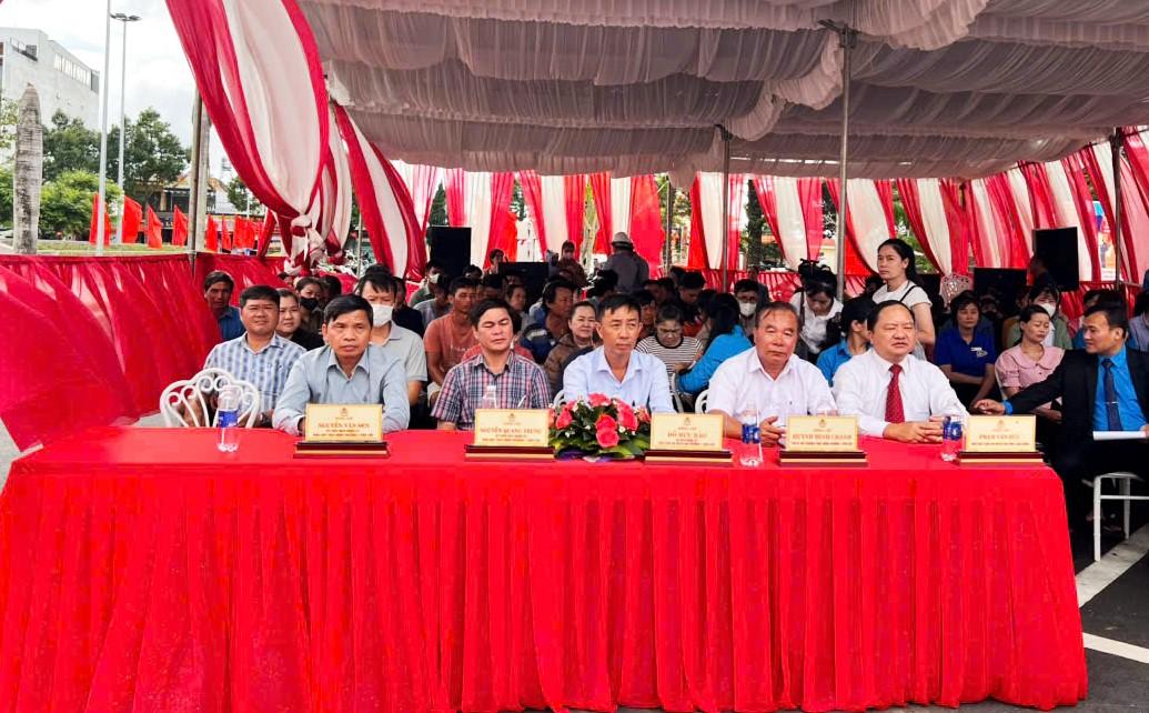 Các đại biểu dự lễ gắn biển công trình chào mừng Đại hội Công đoàn Việt Nam. Ảnh: Phúc Khánh