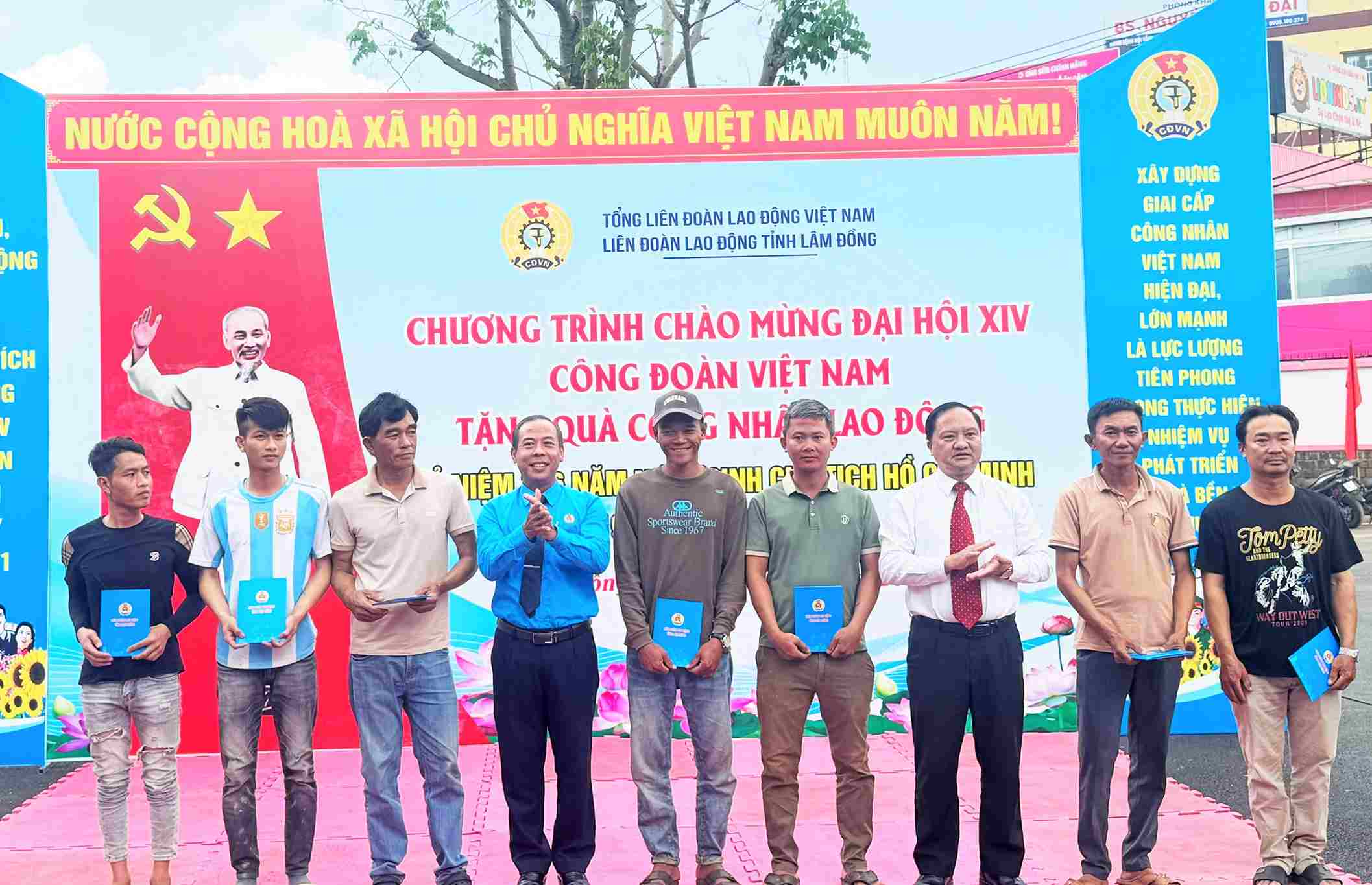Chủ tịch Liên đoàn Lao Động tỉnh Lâm Đồng Nguyễn Phú Hoàng trao tặng quà cho người lao động khó khăn. Ảnh: Phúc Khánh
