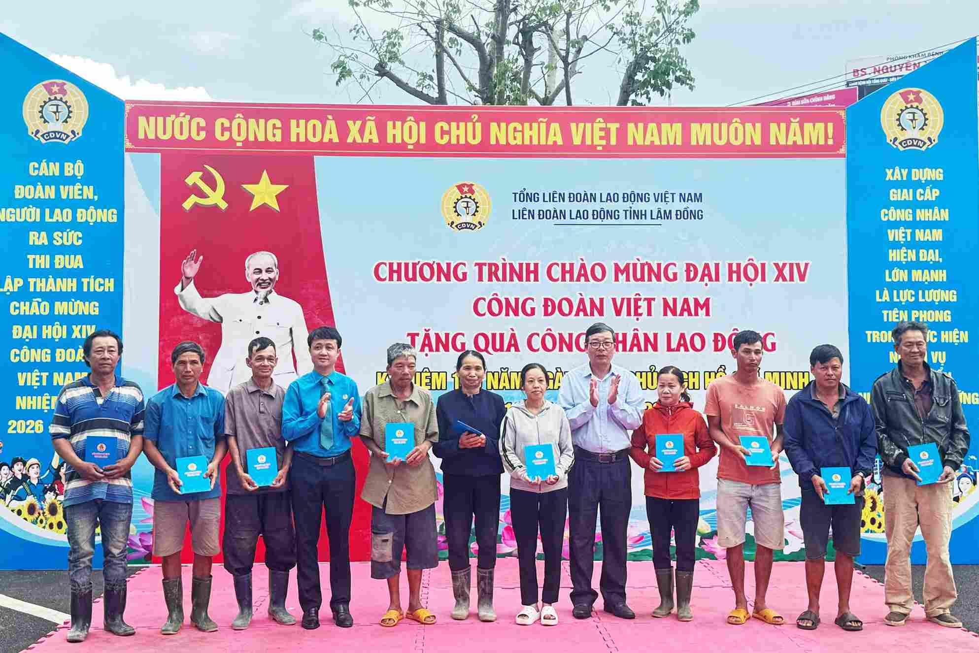 Đại diện lãnh đạo Liên đoàn Lao động tỉnh và các đại biểu trao quà cho công nhân, lao động khó khăn. Ảnh: Phúc Khánh