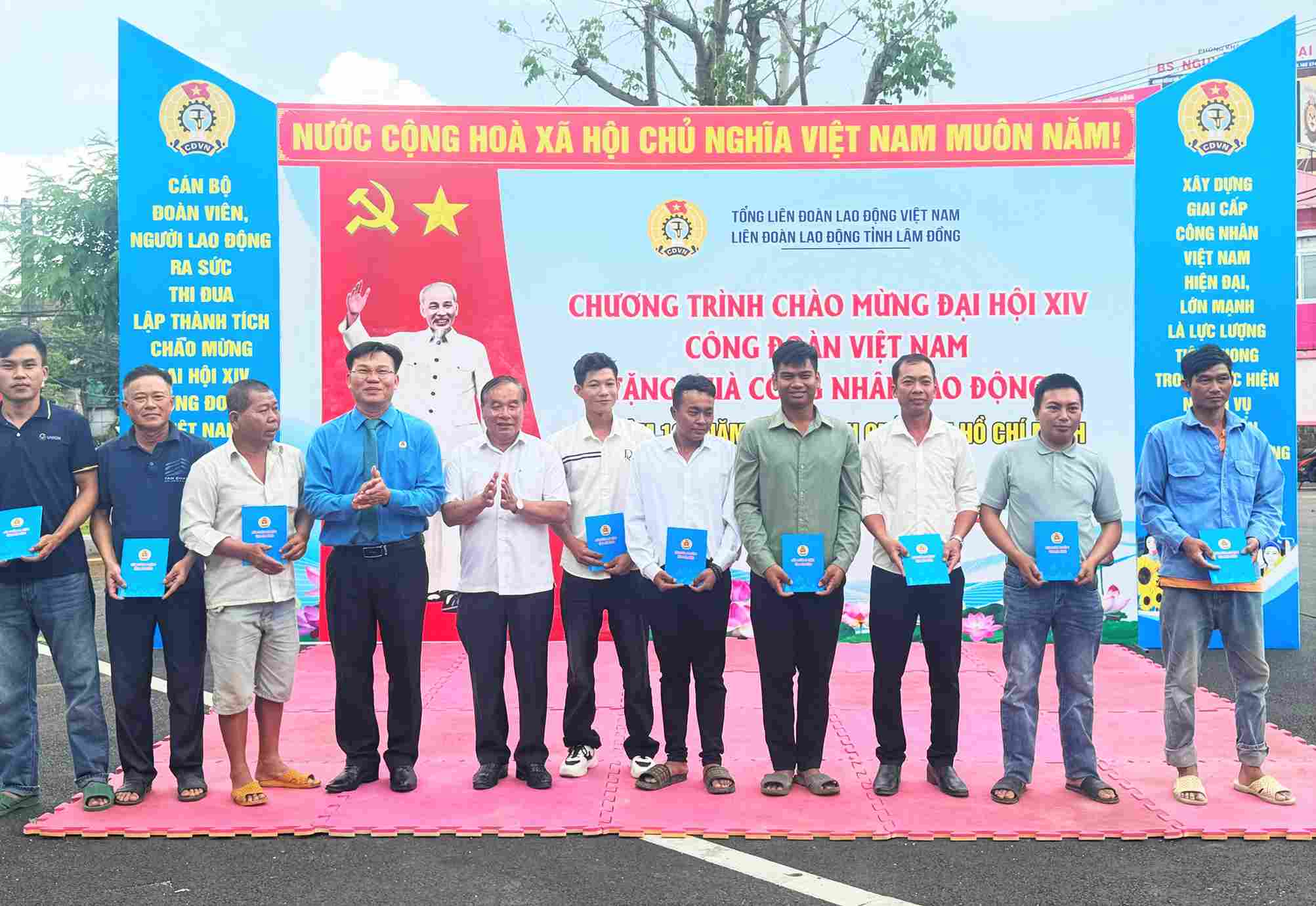 Đại diện lãnh đạo Liên đoàn Lao động tỉnh và các đại biểu trao quà cho công nhân, lao động khó khăn. Ảnh: Phúc Khánh