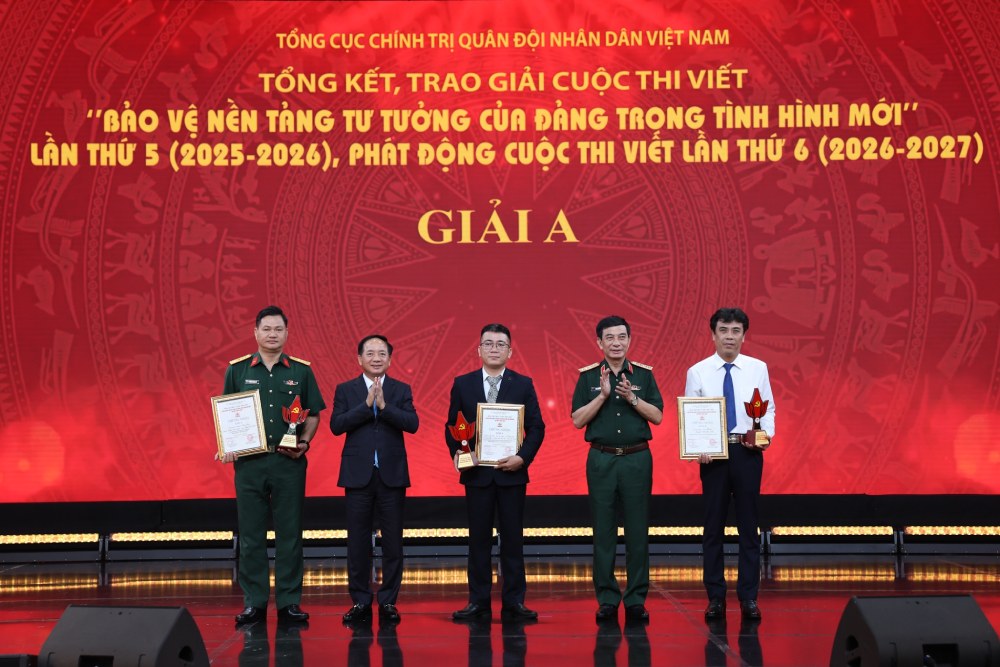 General Phan Van Giang - Member of the Politburo, Deputy Secretary of the Central Military Commission, Deputy Prime Minister, Minister of National Defense and Member of the Politburo, Secretary of the Party Central Committee, Head of the Central Propaganda and Mass Mobilization Commission Trinh Van Quyet awarded prizes to authors and groups of authors who won the A prize. Photo: Hai Nguyen