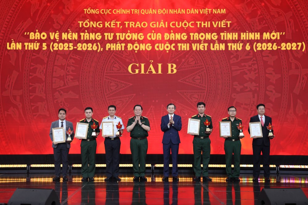 Các tác giả, nhóm tác giả đoạt giải B cuộc thi viết “Bảo vệ nền tảng tư tưởng của Đảng trong tình hình mới” lần thứ 5. Ảnh: Hải Nguyễn
