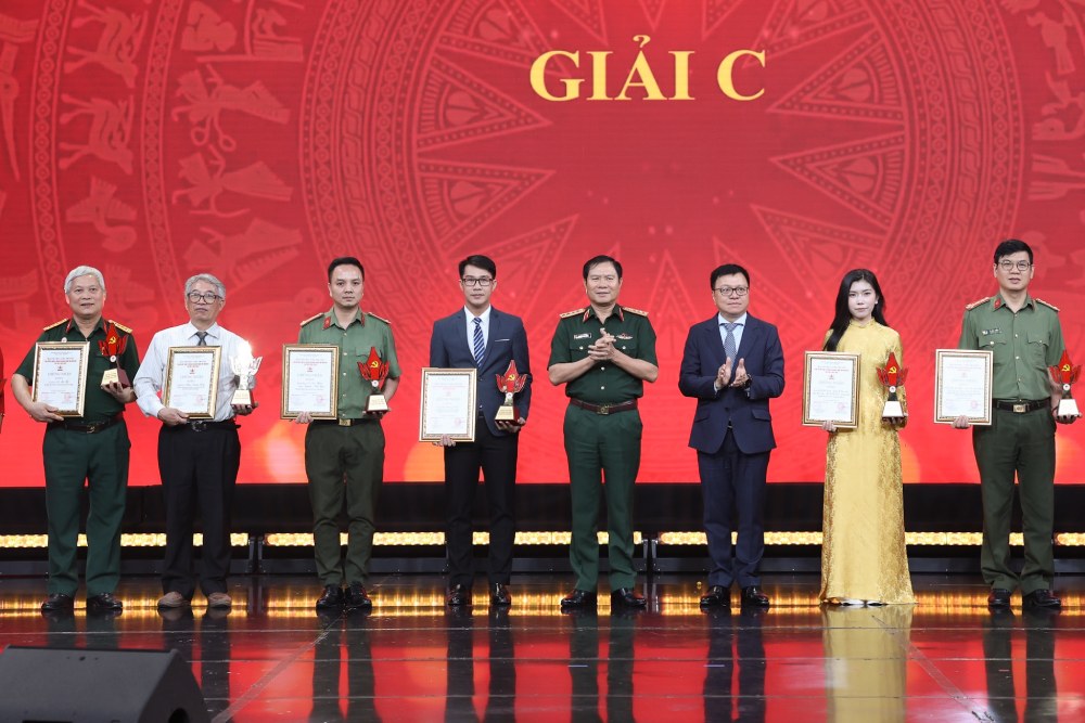 Các tác giả, nhóm tác giả đoạt giải C cuộc thi viết “Bảo vệ nền tảng tư tưởng của Đảng trong tình hình mới” lần thứ 5. Ảnh: Hải Nguyễn
