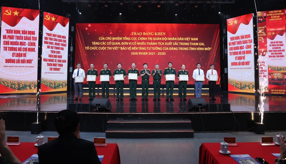 Tổng cục Chính trị QĐND Việt Nam trao 9 Bằng khen tặng 9 tập thể có nhiều đóng góp tích cực cho cuộc thi trong 5 năm qua. Ảnh: Hải Nguyễn