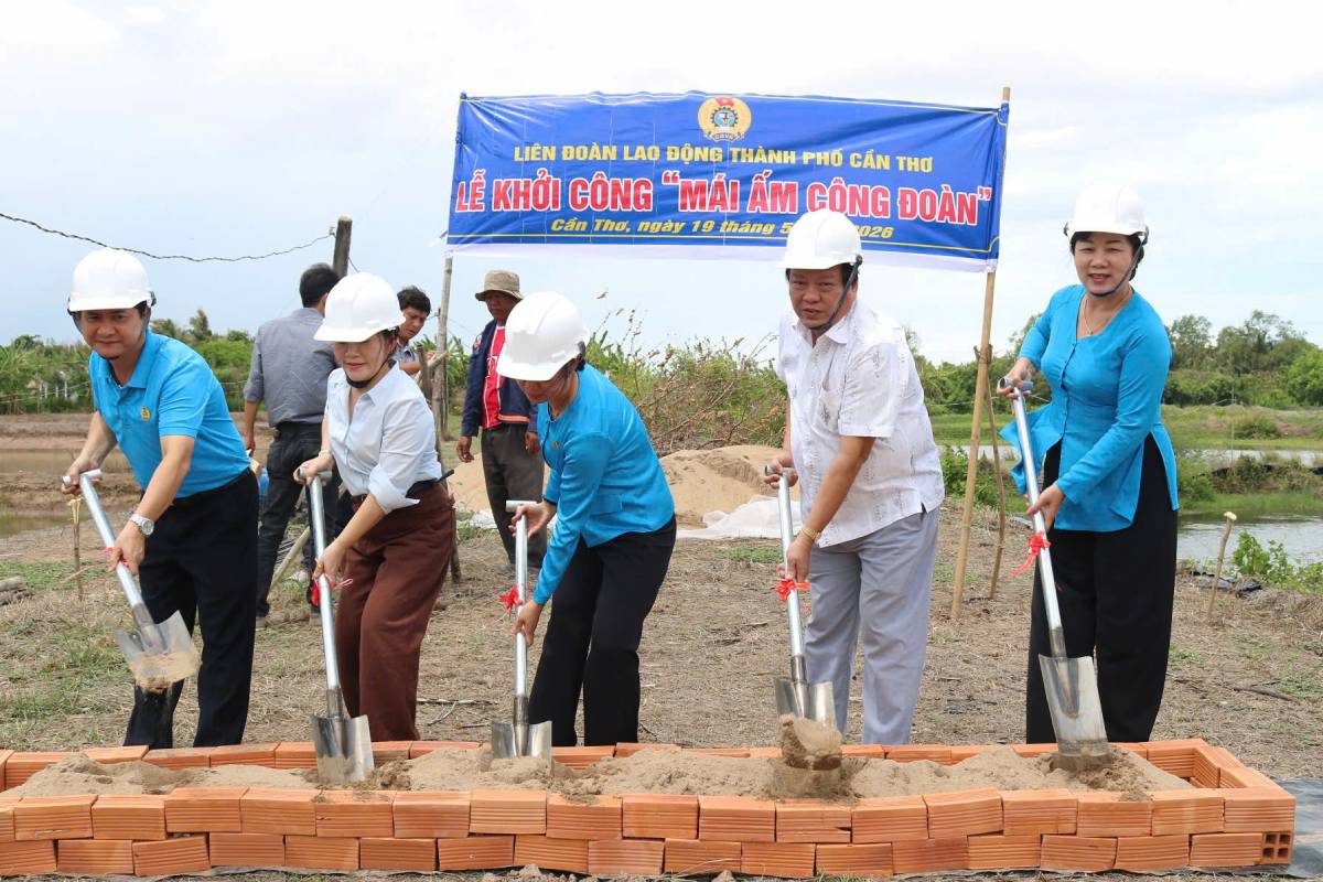 Khởi công. Ảnh: Tạ Quang