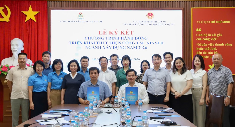 Vietnam Construction Trade Union and the State Authority for Construction Quality Inspection signed an Action Program to implement labor safety and hygiene in the Construction industry. Photo: CĐXDVN