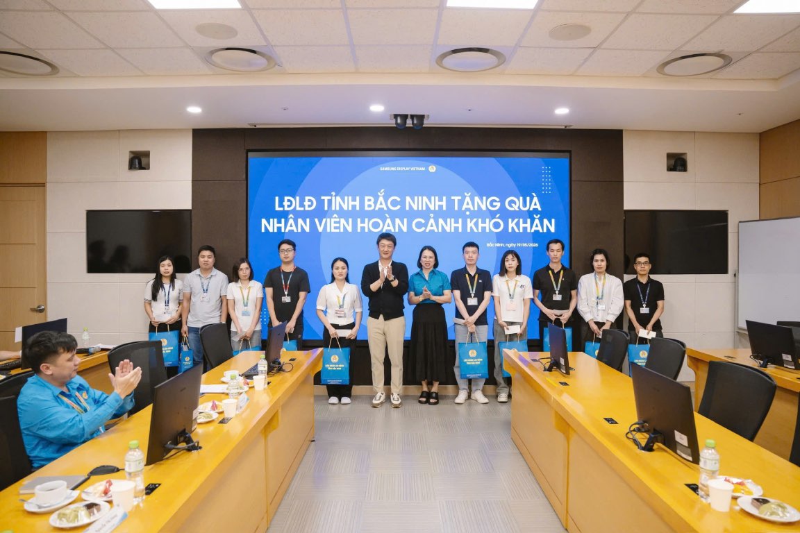 Leaders of the Bac Ninh Provincial Labor Federation and company leaders give gifts to employees in difficult circumstances. Photo: Quyet Chien