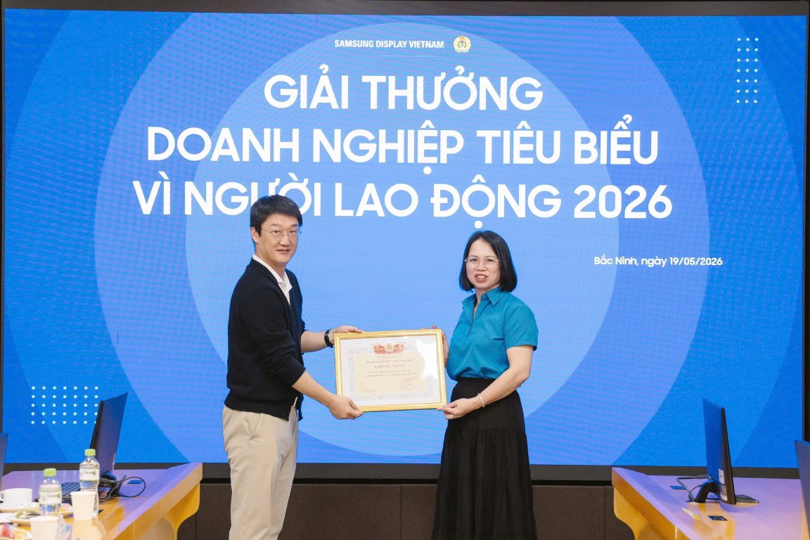 Lãnh đạo Liên đoàn Lao động tỉnh Bắc Ninh trao danh hiệu “Doanh nghiệp vì người lao động” cho công ty. Ảnh: Quyết Chiến