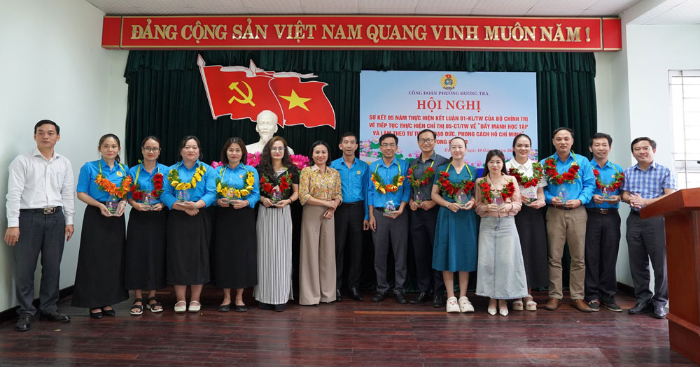 Huong Tra Ward Trade Union has commended and rewarded 7 collectives and 12 individuals with outstanding achievements in implementing Conclusion 01-KL/TW for the period 2021 – 2026. Photo: Huong Tra Trade Union