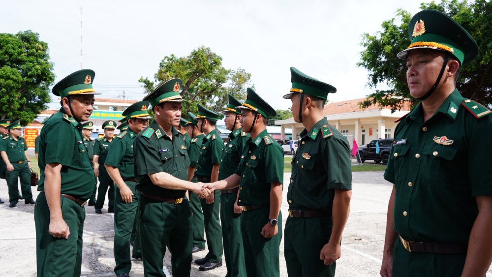 Trung tướng Vũ Trung Kiên, Tư lệnh Bộ đội Biên phòng đến thăm cán bộ, chiến sĩ đồn Biên phòng cửa khẩu cảng An Thới. Ảnh: Tiến Vinh