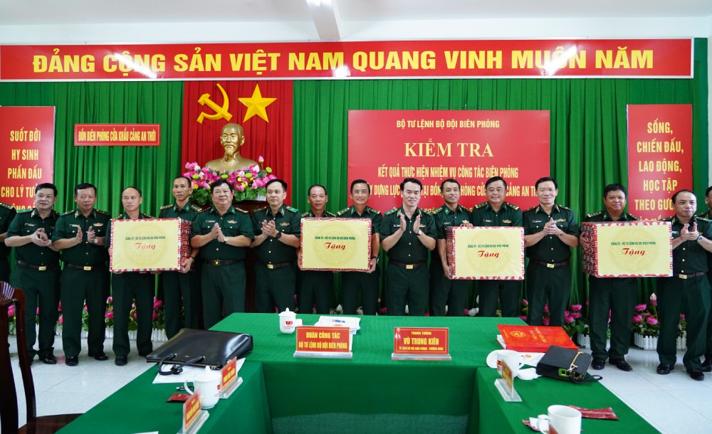 Tặng quà của Đảng ủy Bộ Tư lệnh Bộ đội Biên phòng cho cán bộ, chiến sĩ 5 đơn vị. Ảnh: Tiến Vinh