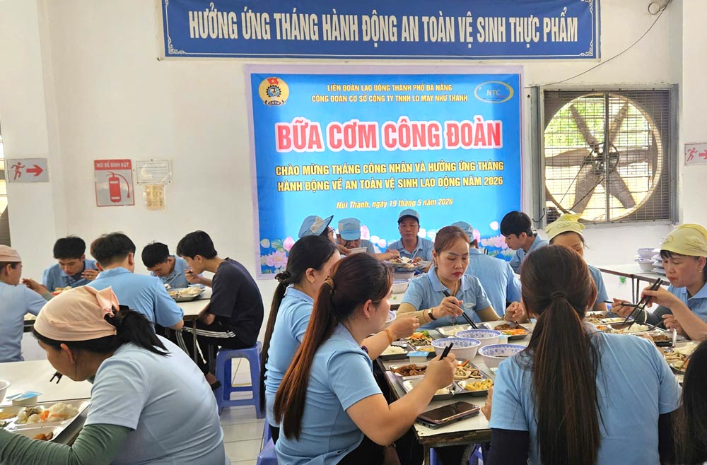The grassroots Trade Union of Nhu Thanh Garment Joint Venture Co., Ltd. and MT Embroidery Printing Co., Ltd. organized "Trade Union Meal". Photo: Nui Thanh Trade Union