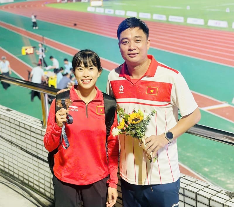 Athletics athlete Vu Thi Ngoc Ha (red shirt) is congratulated on the bronze medal result. Photo: MH