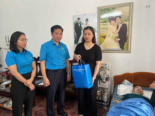 Mr. Nguyen Huy Khanh - Vice Chairman of the Hanoi Labor Federation presents support to the family of Ms. Do Thi Hien - the person who suffered a work accident. Photo: Kieu Vu