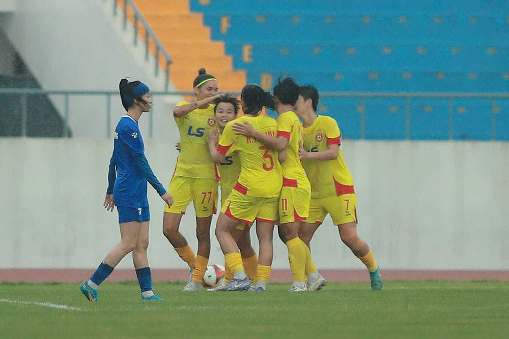 Ho Chi Minh City wins big, and Hanoi I enters the semi-finals of the 2026 National Women's Football Cup. Photo: VFF