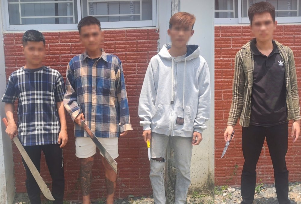 Nhóm thanh thiếu niên mang hung khí (có dao tự chế) đi giải quyết mâu thuẫn thì bị ngăn chặn kịp thời. Ảnh: CACC