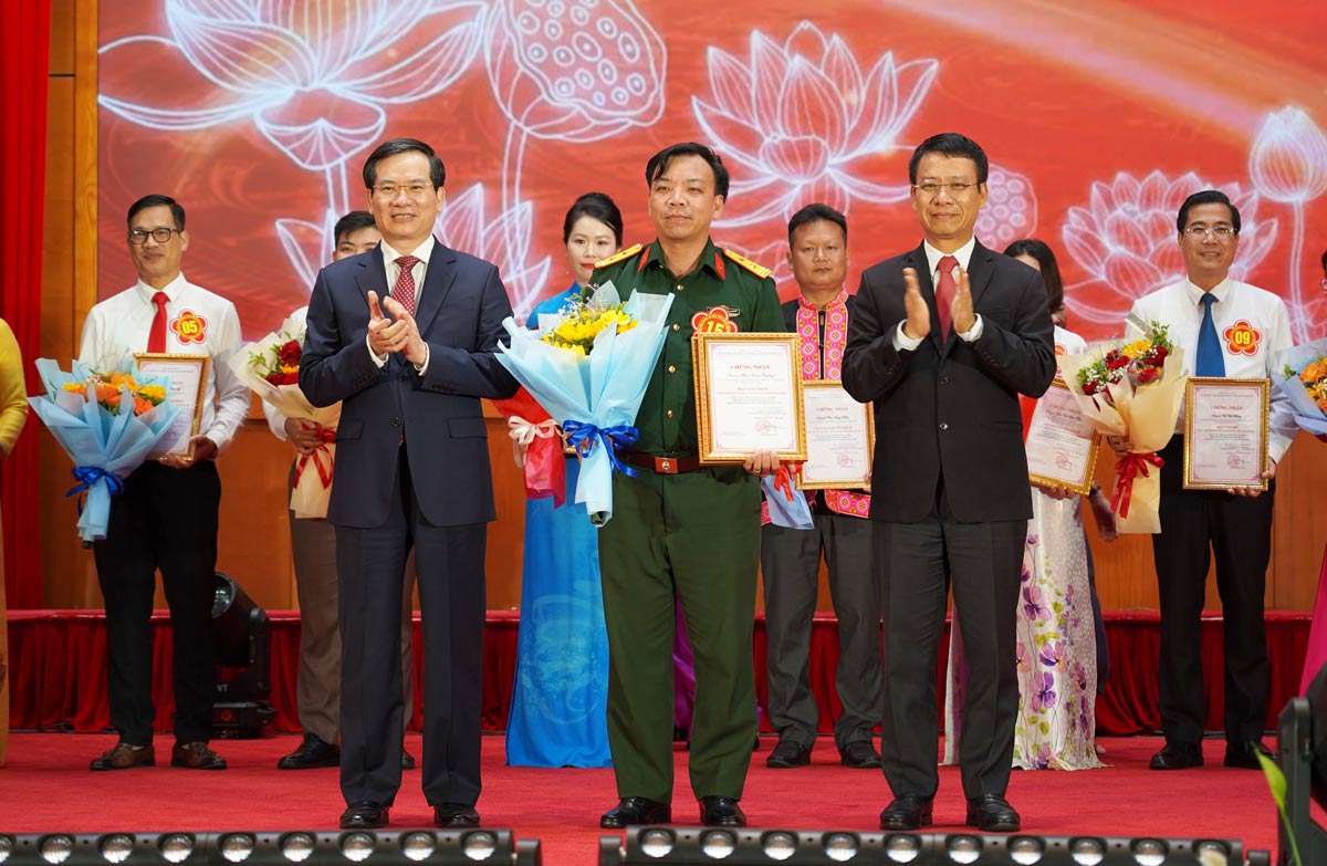 Leaders of Quang Ninh province awarded the first prize of the excellent reporter and propagandist contest to contestant Phan Xuan Thuong - Deputy Head of the Political Department, Quang Yen Regional Defense Department 5, Quang Ninh Provincial Military Party Committee. Photo: Doan Hung