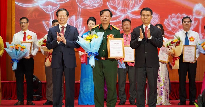 Quảng Ninh vinh danh điển hình học và làm theo Bác, trao giải báo chí