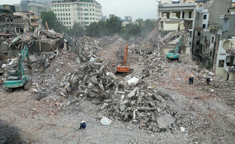 Phường Hồng Hà đang trong những ngày cao điểm giải phóng mặt bằng phục vụ dự án cầu Trần Hưng Đạo bắc qua sông Hồng. Ảnh: Tùng Giang