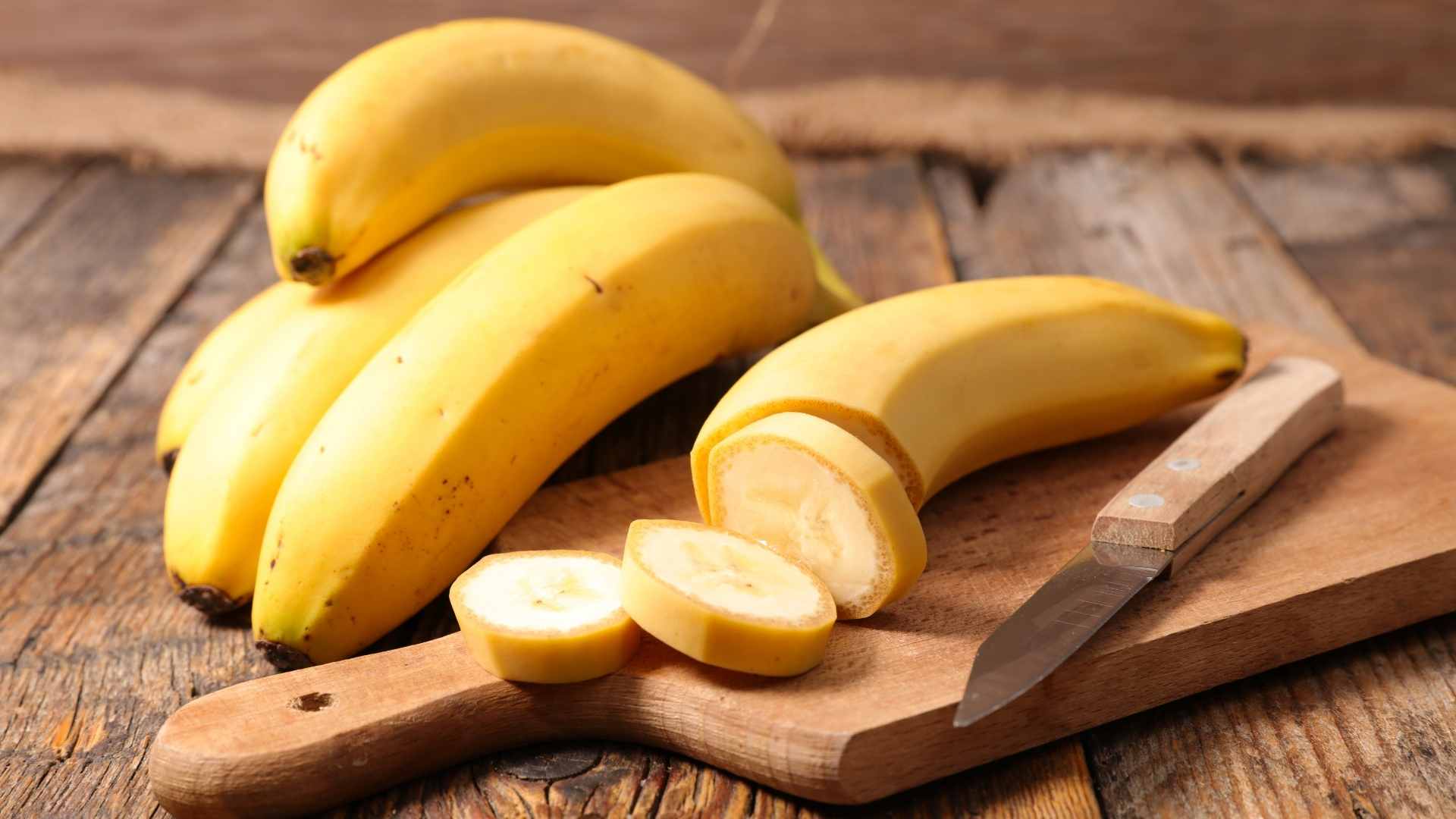 Eating a banana in the evening brings unexpected benefits