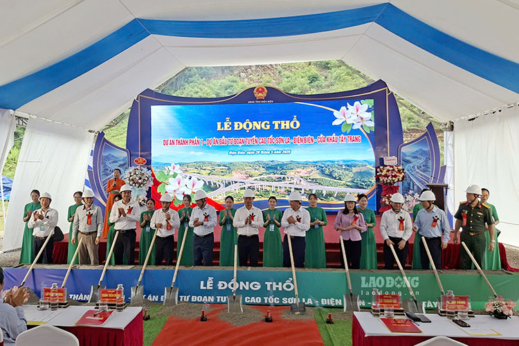 Los delegados realizan la ceremonia de inicio del proyecto componente 1. Foto: Quang Dat
