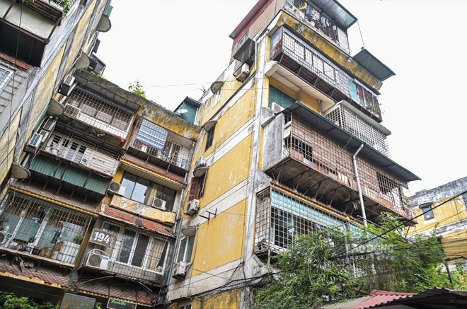 Proposing specific policies and support measures when implementing apartment building renovation and reconstruction projects. Photo: Thu Giang