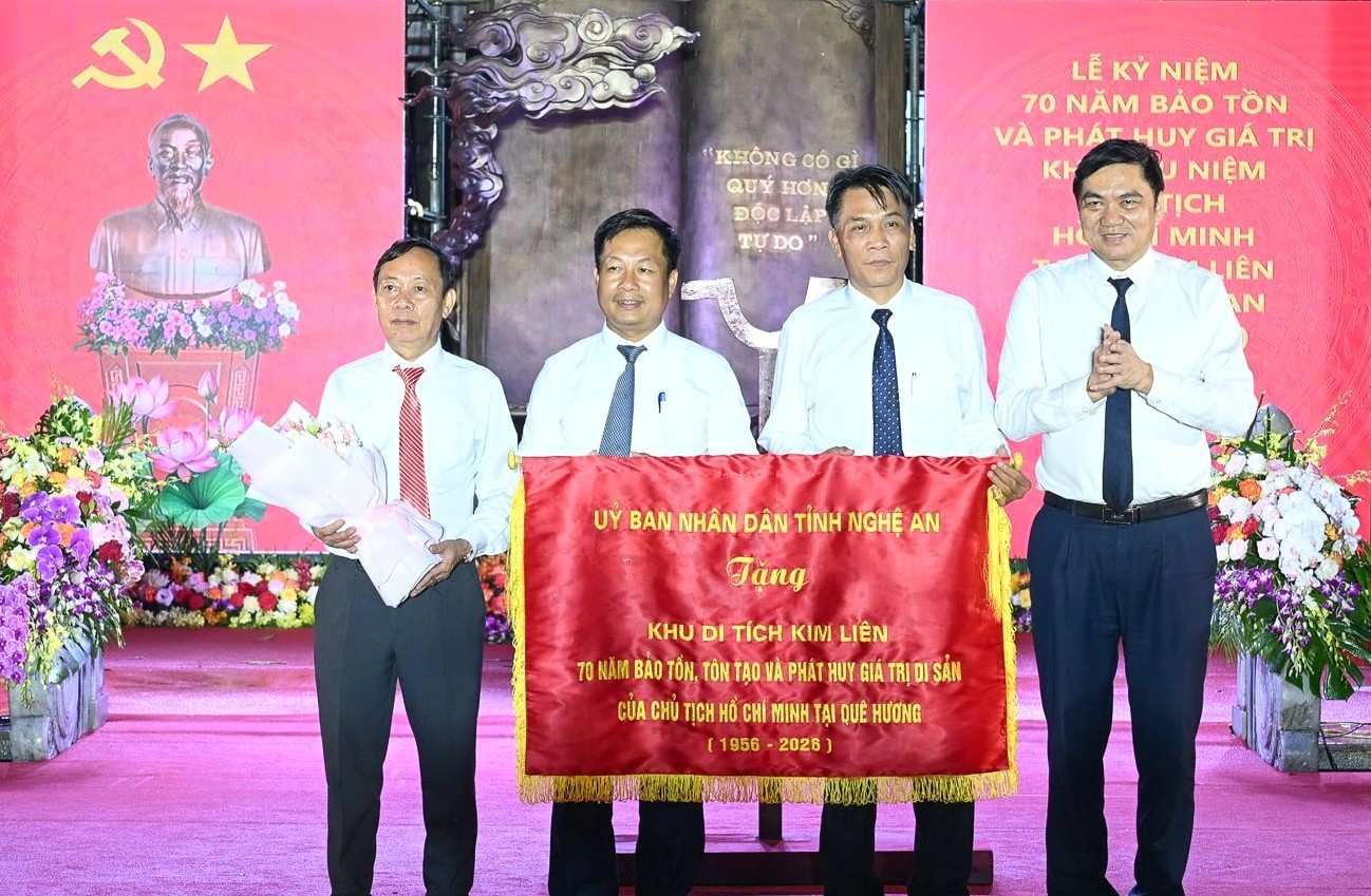 Leaders of Nghe An province present a memorial banner to Kim Lien Relic Site. Photo: Mai Ngan