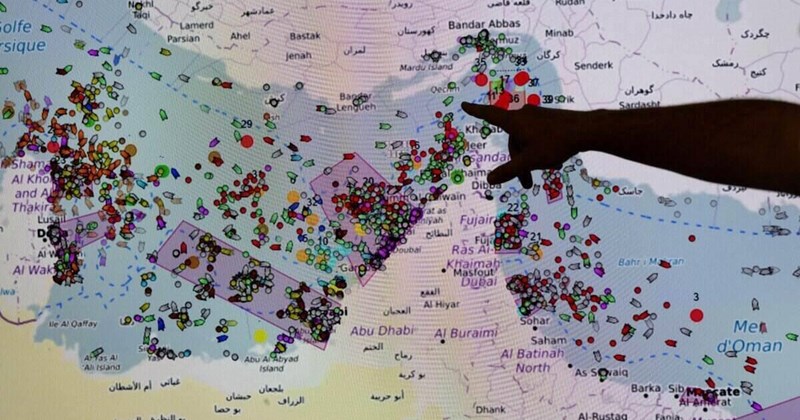 Mỹ siết chặt eo biển Hormuz, cấm trả phí cho Iran