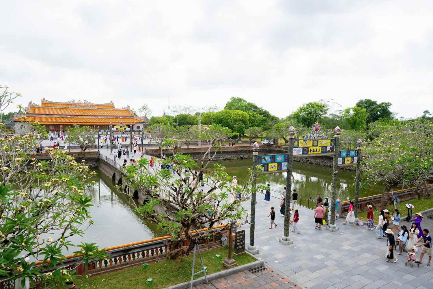 Du khách tham quan di tích Huế. Ảnh: Lê Chung.