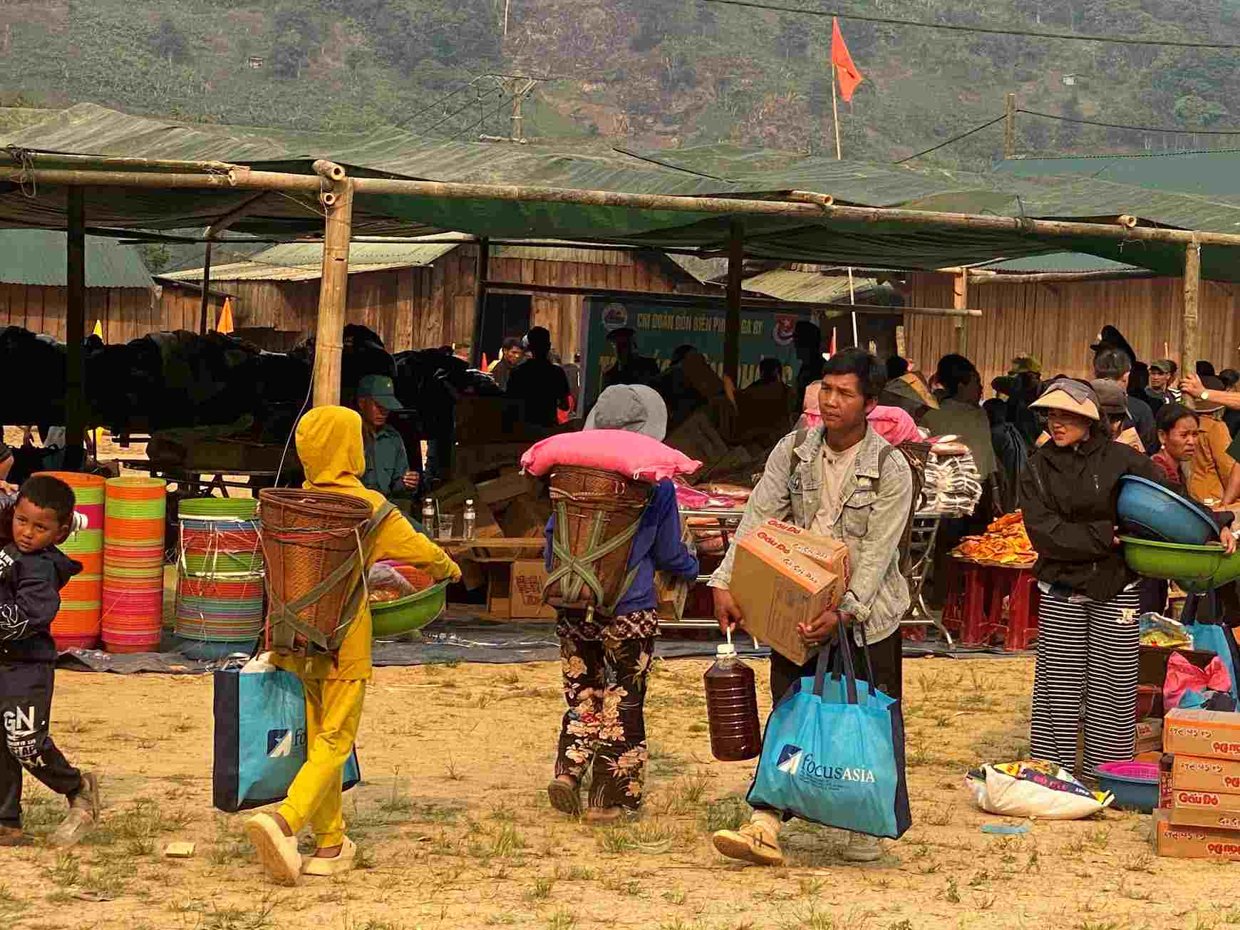 The sisterhood of communes and wards between urban and mountainous areas in Da Nang helps many localities create momentum for sustainable development. Photo: Tra Ban