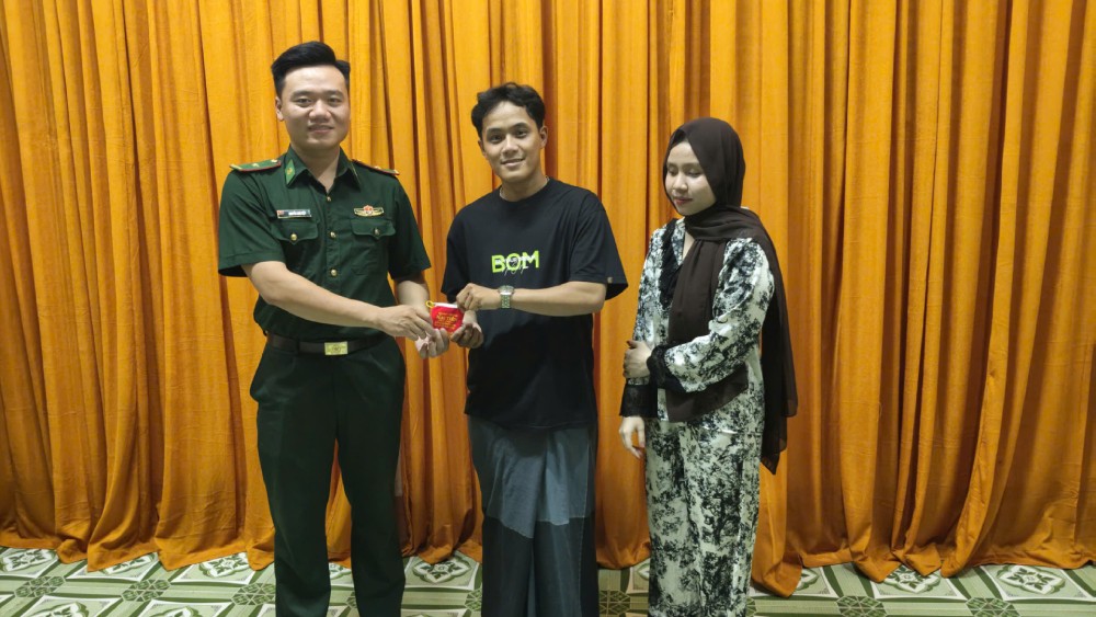 Border Guard officers return lost property to the couple. Photo: Border Guard provided