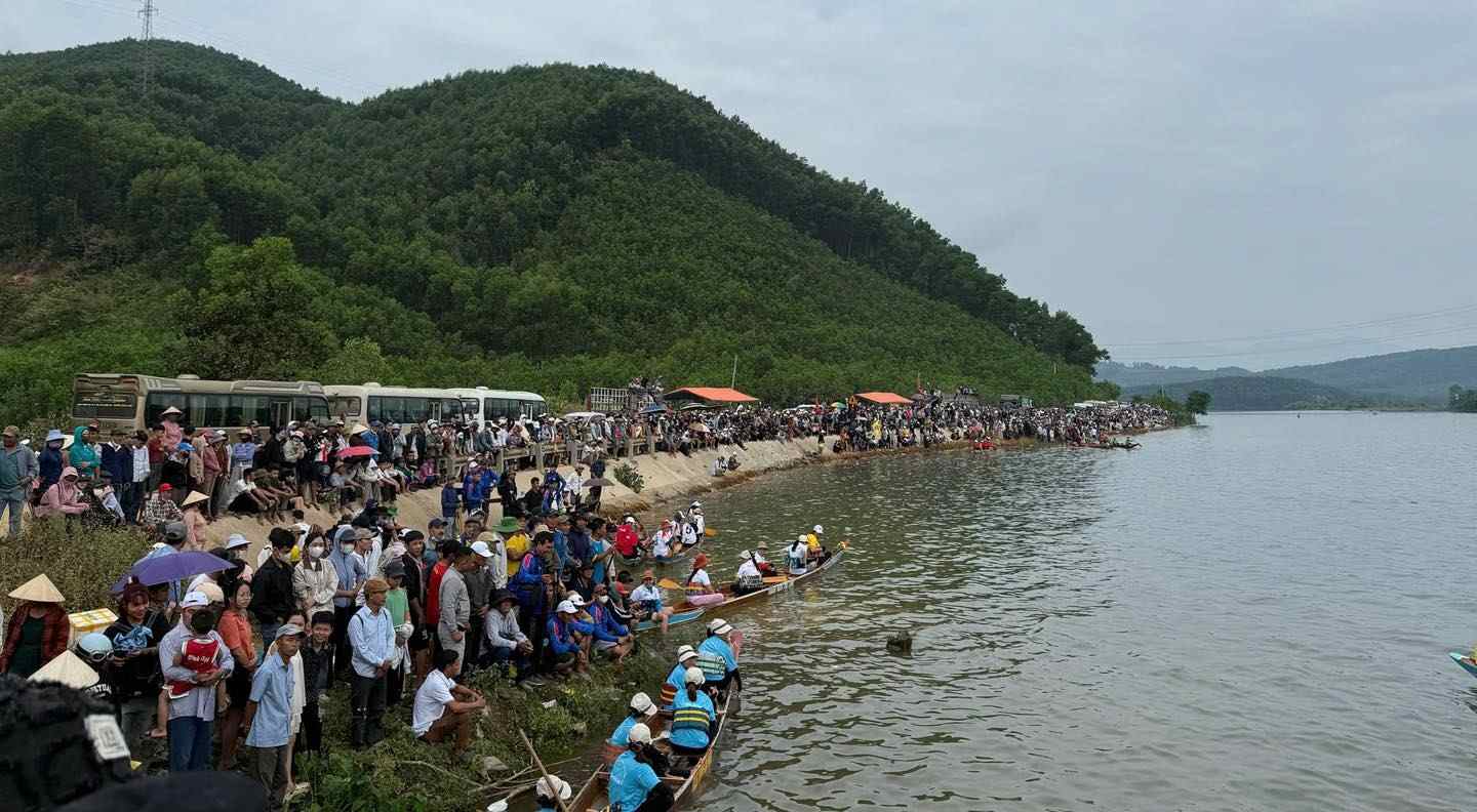 La carrera tradicional de botes de la comuna de Hiep Duc, Da Nang, atrae a muchas personas a participar y animar. Foto: Tra Ban
