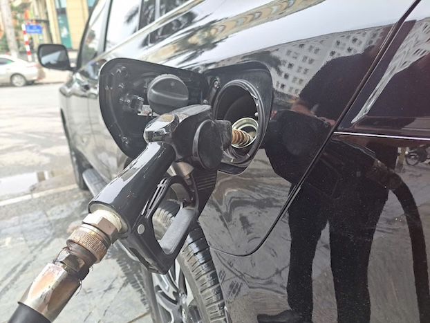 Gasoline and oil prices simultaneously decrease sharply. Photo: Ha Vy