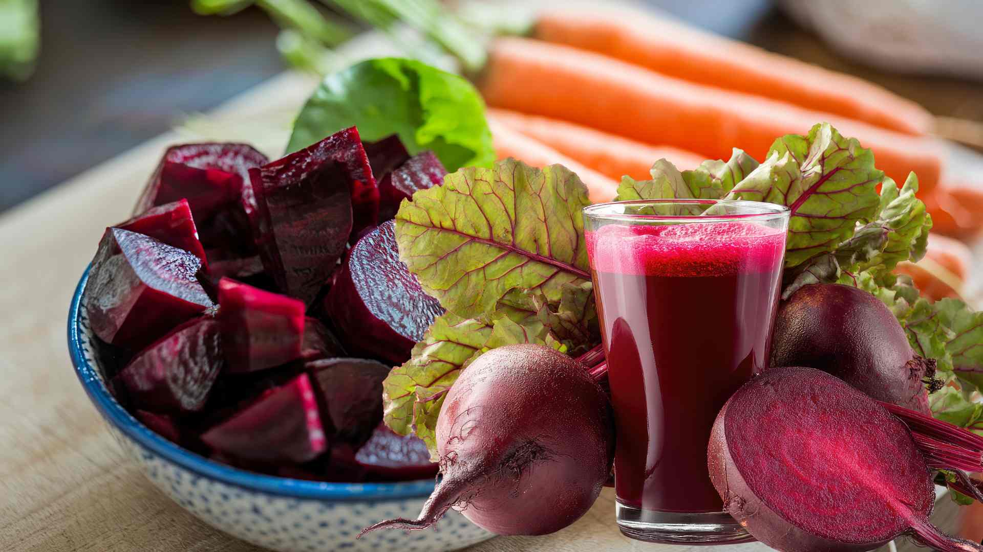 Red beetroot juice is rich in antioxidants that help reduce oxidative stress. Graphic photo: Huong Son