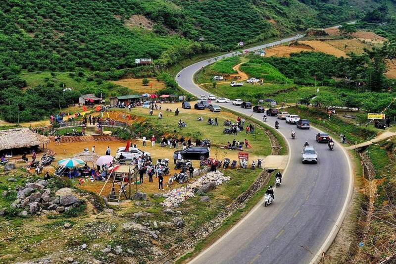La carretera en forma de S, comuna de Van Ho, provincia de Son La, atrae a los clientes para registrarse durante las vacaciones del 30 de abril. Foto: Le Anh