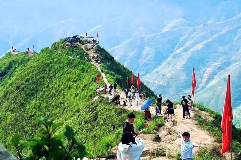 Đồng cỏ thảo nguyên và sống lưg khủng long, xã Tà Xùa, tỉnh Sơn La hút khách dịp lễ 30.4. Ảnh: Vũ Triệu