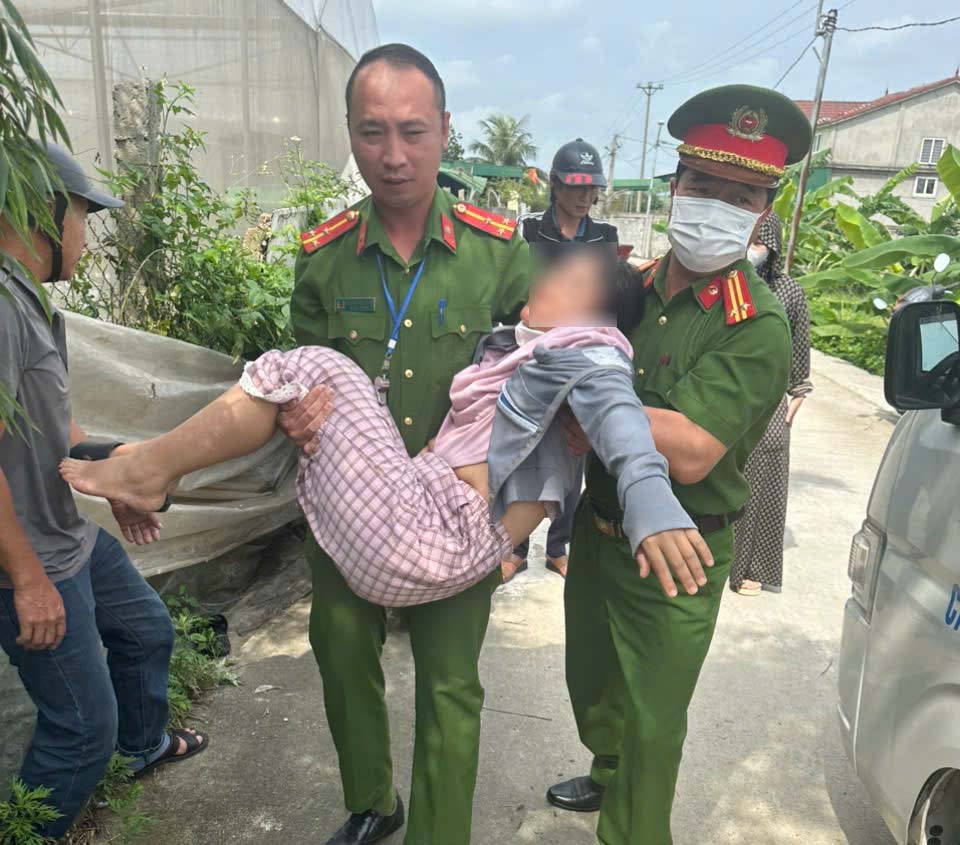 Police officers of Cua Lo ward supported the unconscious victim to be taken to the ambulance. Photo: Ngoc Anh