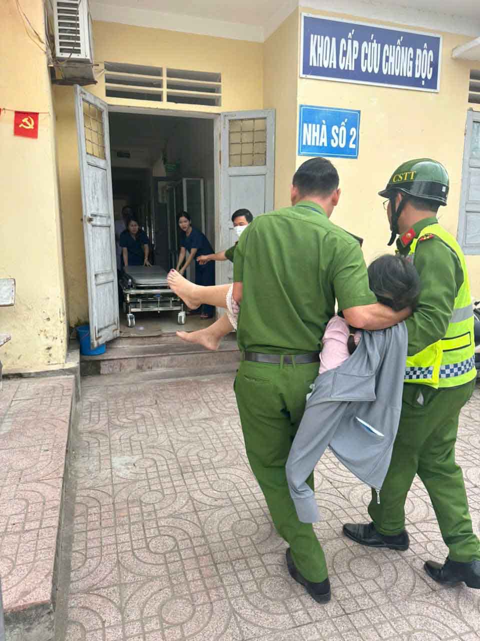 Nạn nhân nhanh chóng được đưa vào bệnh viện. Ảnh: Ngọc Anh