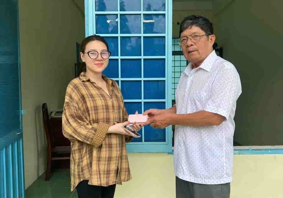People return property, wallets, and papers to Ms. Truong Thi D. Photo: Police